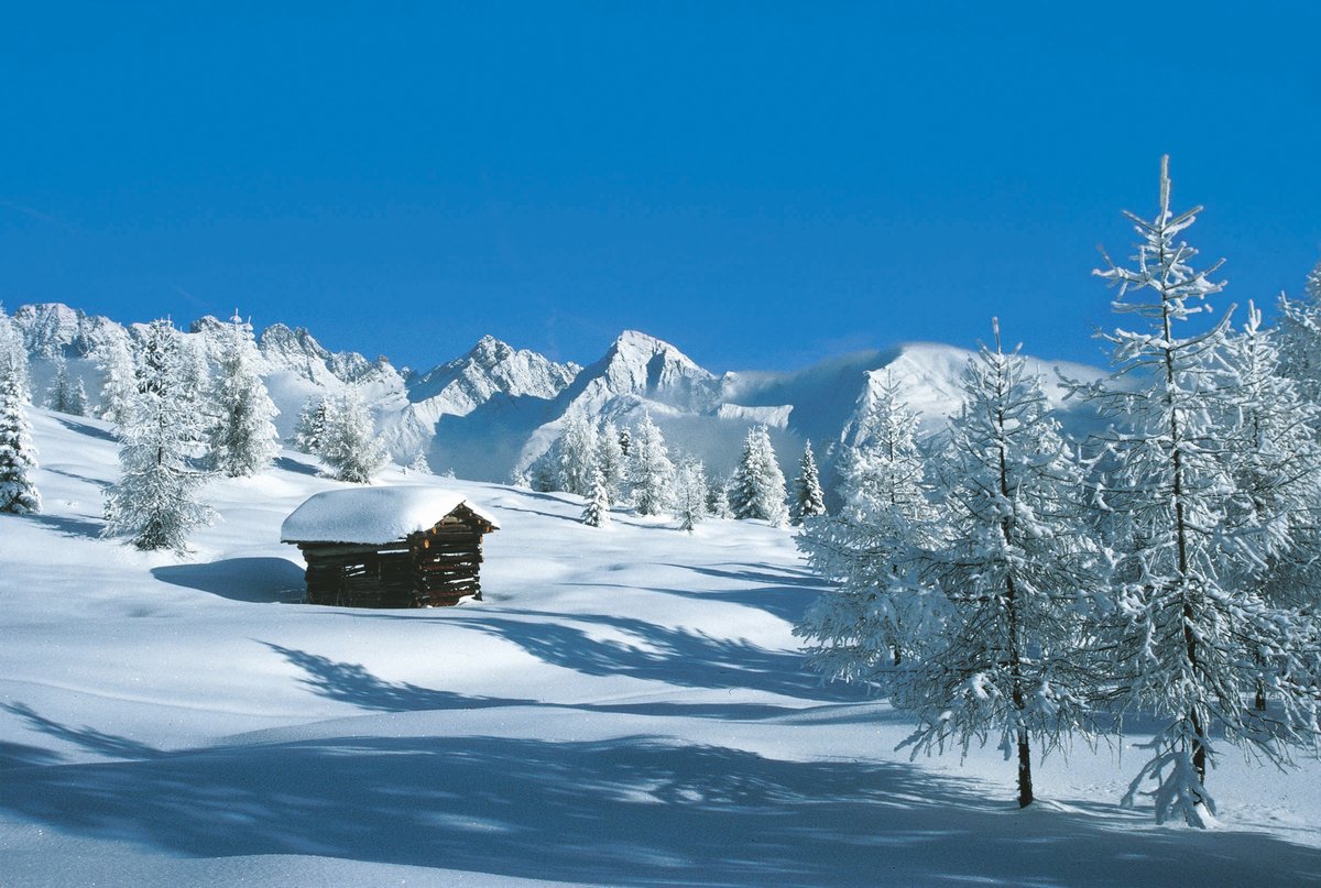 Karnische Region im Winter Lesachtal in Kaernten