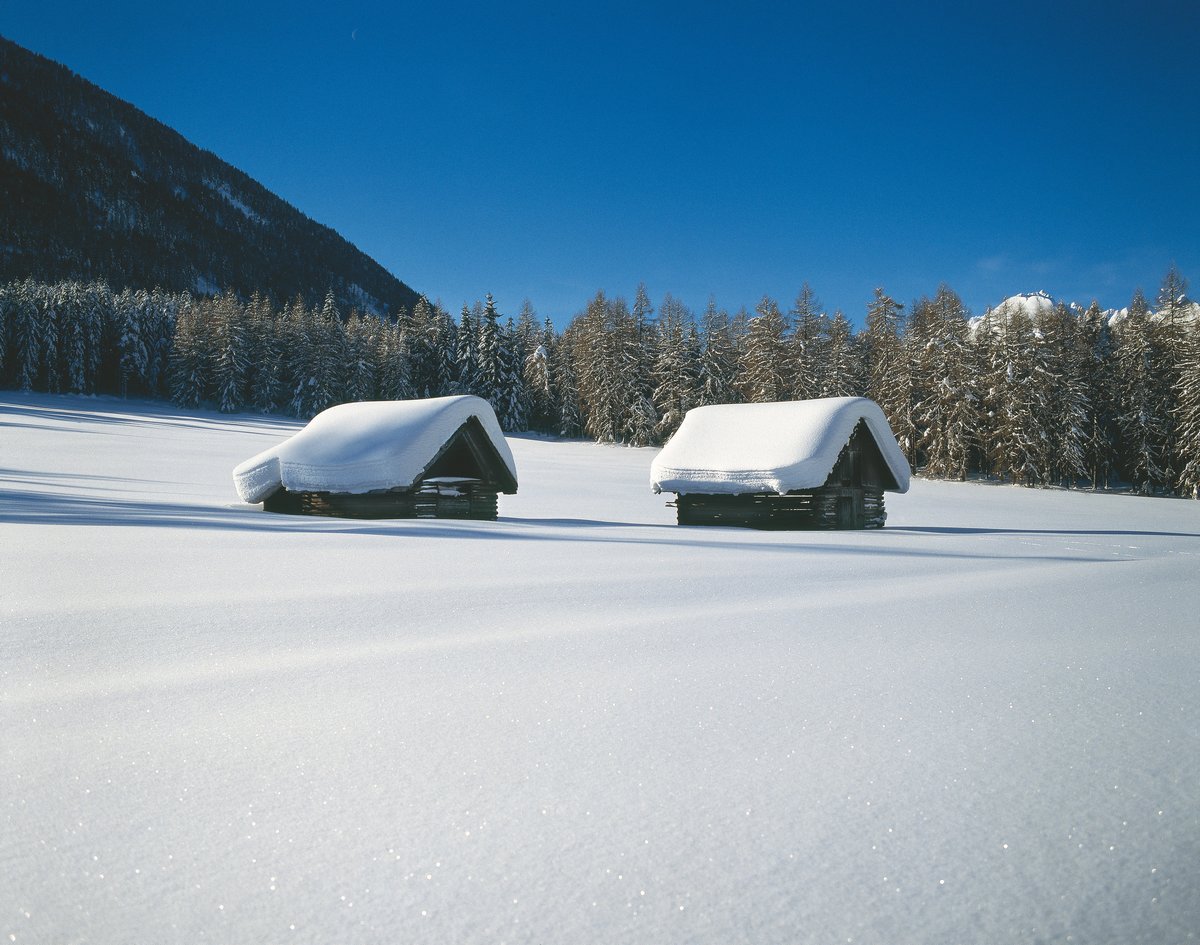 Heuhuetten im Schnee in Tirol