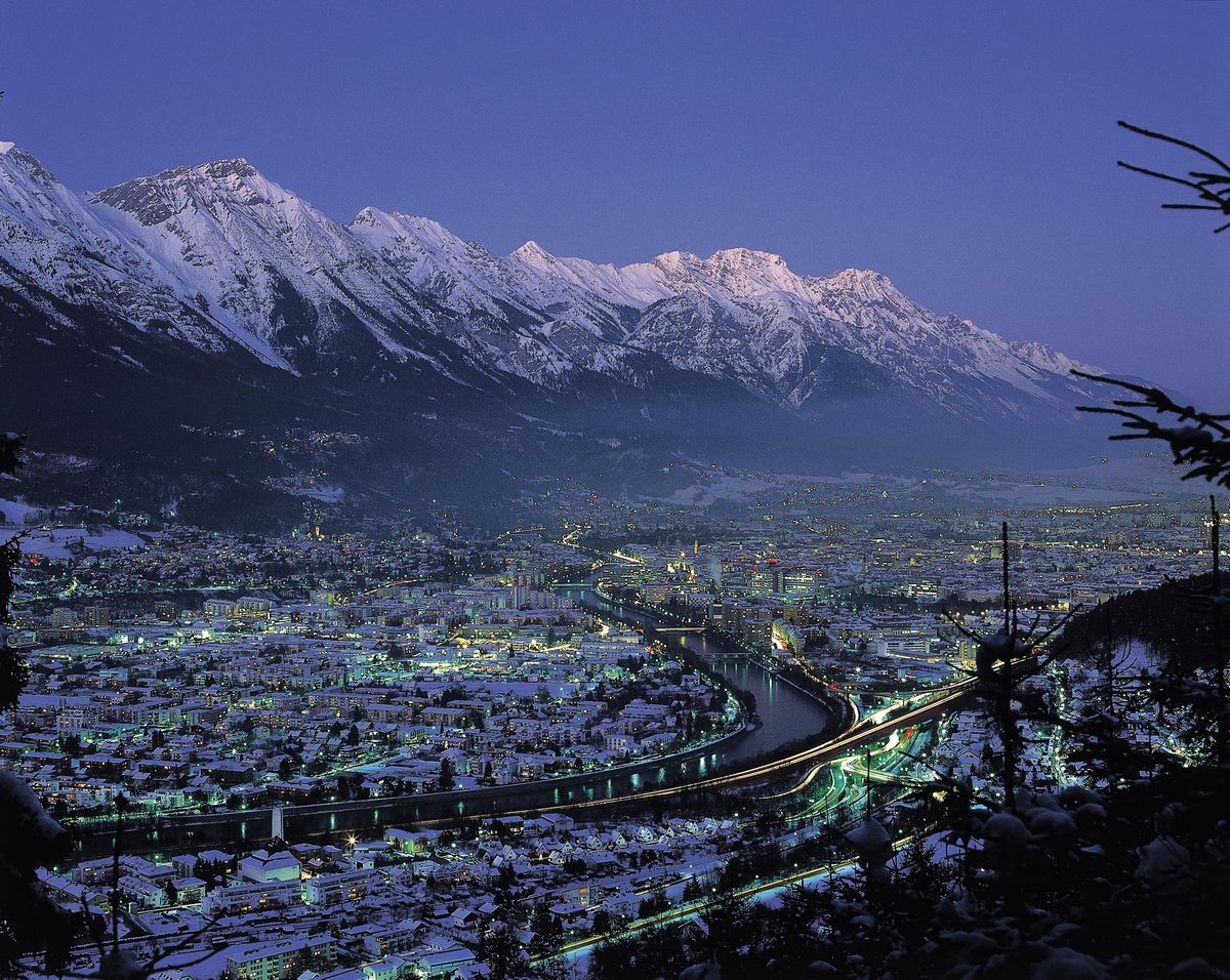 Innsbruck im Winter Nachtaufnahme