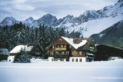 Farmhouse-in-winter-ramsau-am-dachstein-oesterreich-werbung-Diejun